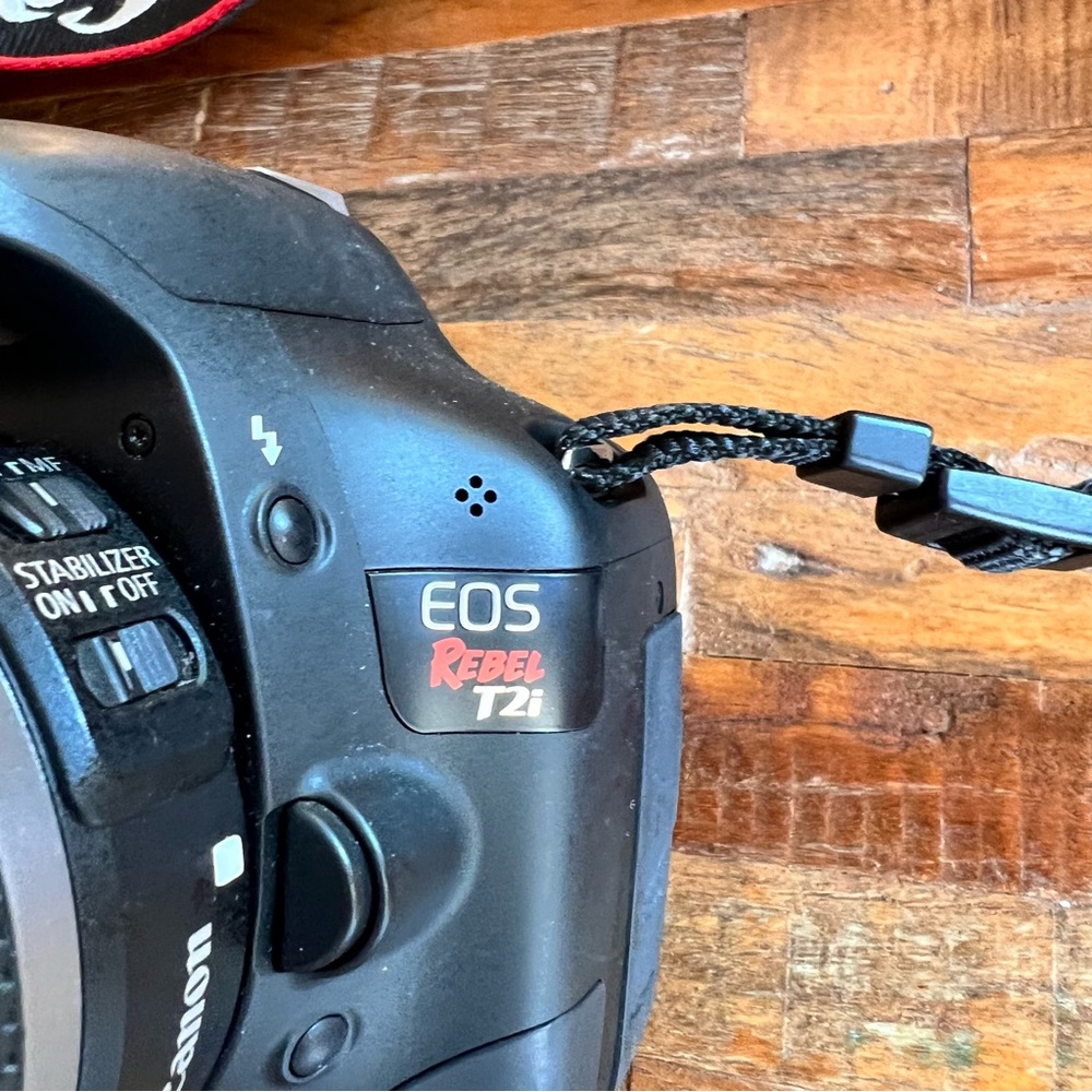 Canon EOS Rebel T2i DSLR Camera with EF-S 18-55mm f/3.5-5.6 IS Lens - Picture 5 of 10